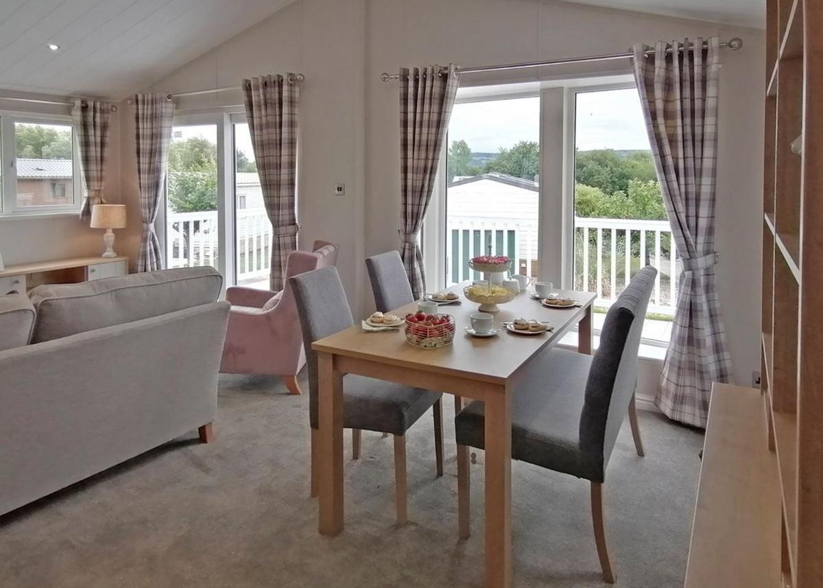 The Springs Lakeside Holiday Park Fladbury Exterior foto