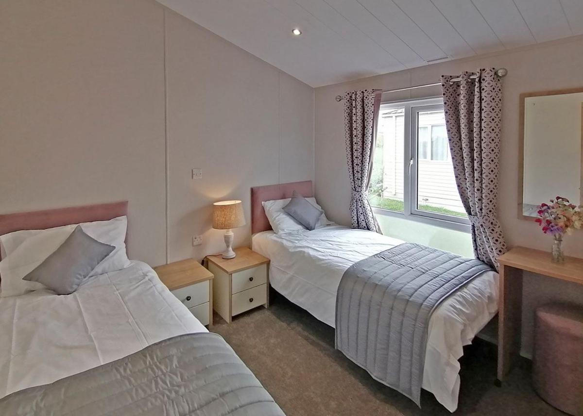 The Springs Lakeside Holiday Park Fladbury Exterior foto